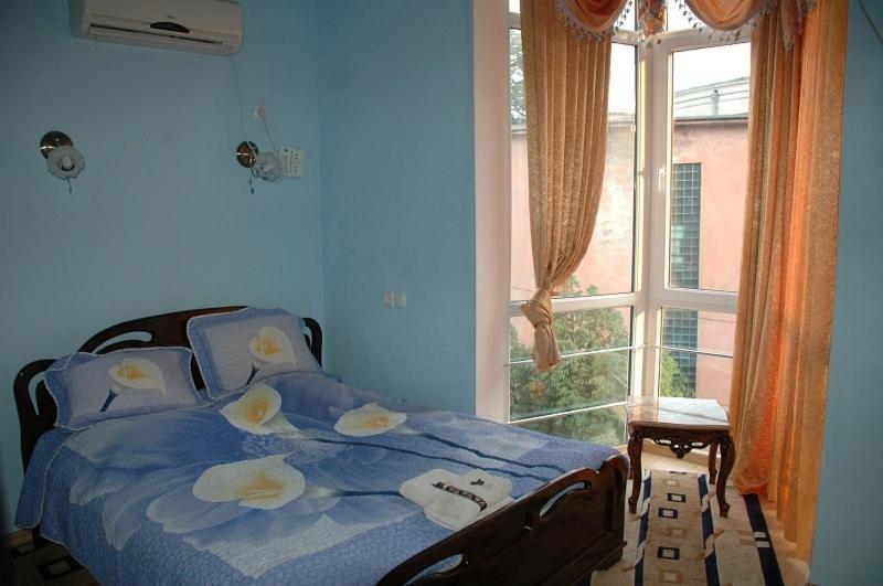 Edemi Otel Kutaisi Oda fotoğraf