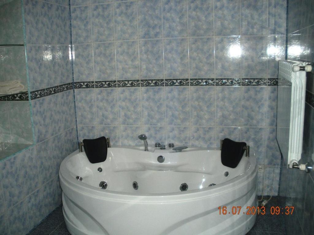 Edemi Otel Kutaisi Oda fotoğraf