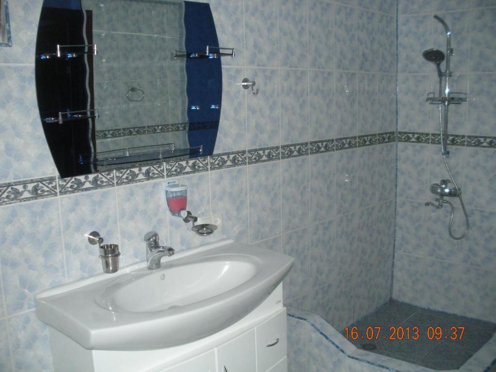 Edemi Otel Kutaisi Oda fotoğraf
